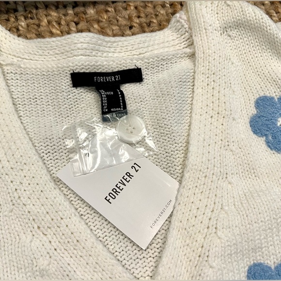 Forever 21// Floral cropped cardigan// Sold out online - Picture 2 of 7